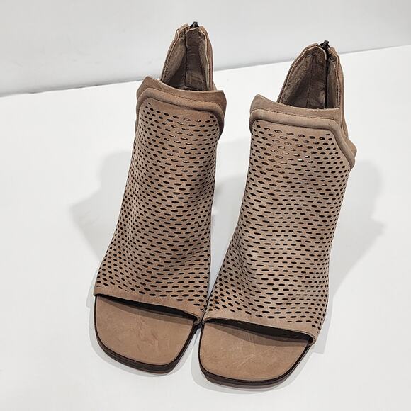 Vince Camuto Katnina Bootie Perforated Leather Open Toe Size 7.5 M Taupe - Picture 4 of 14